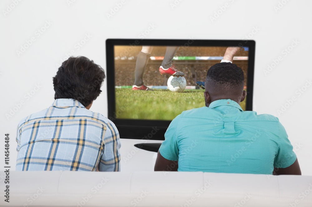 两名足球迷观看电视的合成图像