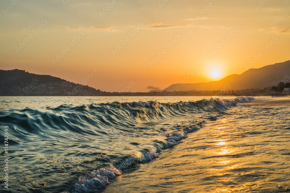 土耳其阿拉尼亚海滩日落。城堡山丘和大海的景色