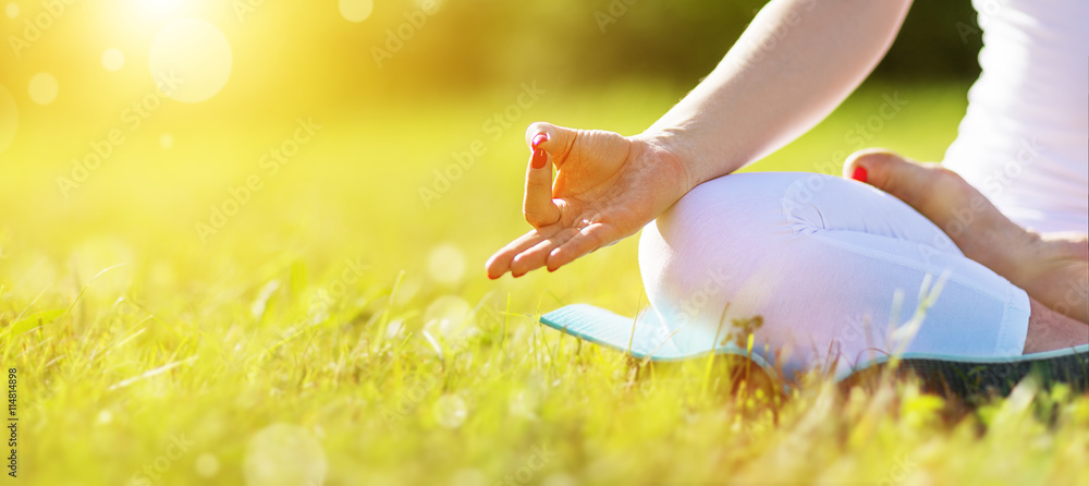 莲花姿势冥想练习瑜伽的女人的手