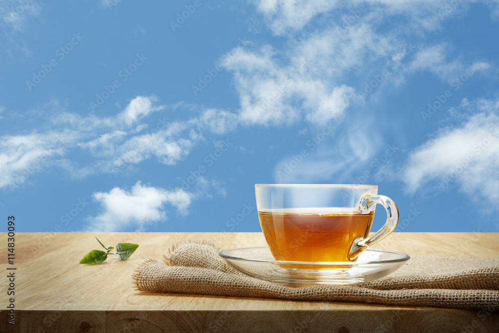 木桌和茶包上的茶杯和茶叶