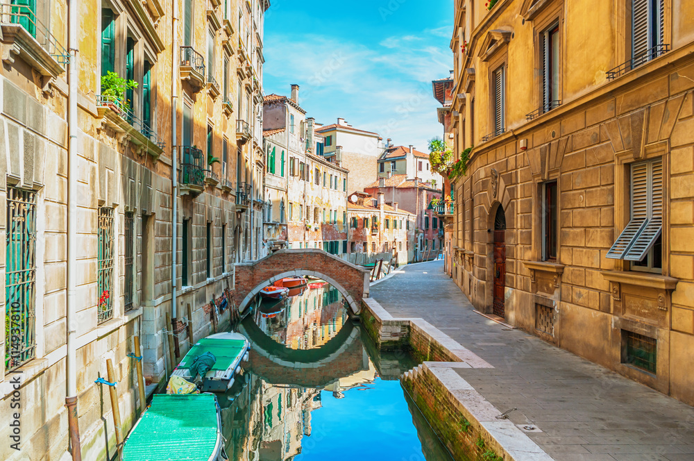 意大利威尼斯的狭窄运河。