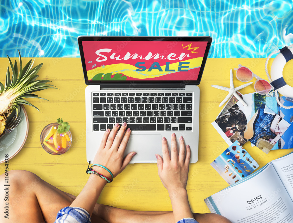 夏季促销笔记本电脑放松假日购物概念