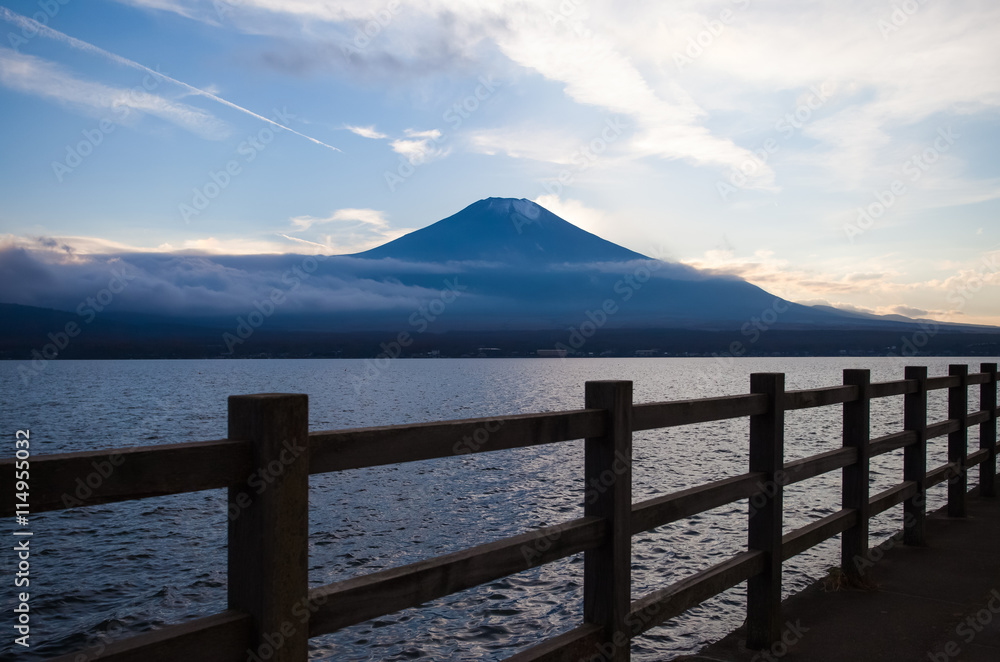 秋季傍晚的富士山和山中湖