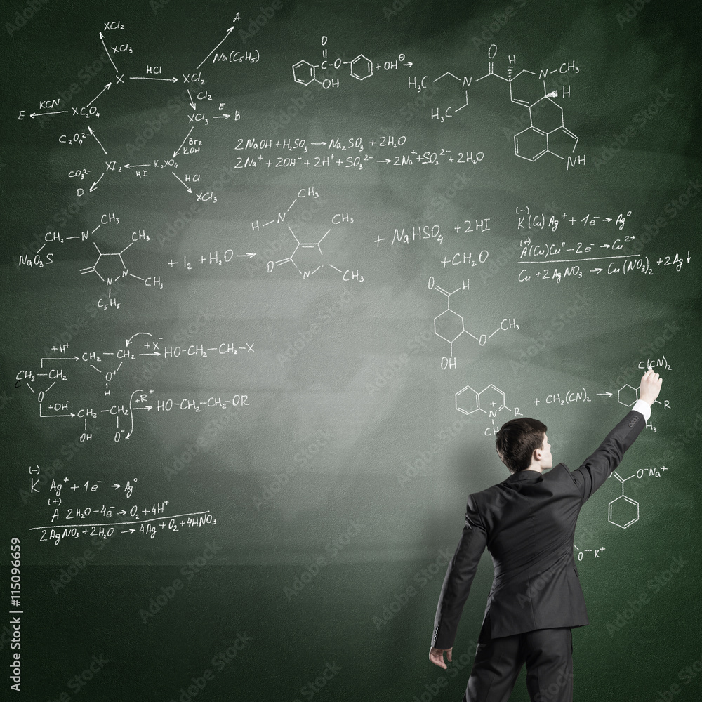科学家在黑板上写公式