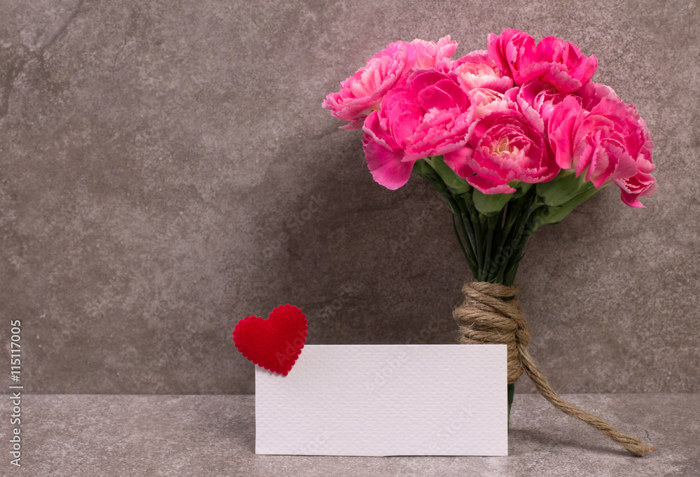 鲜粉色康乃馨花和空白卡片
