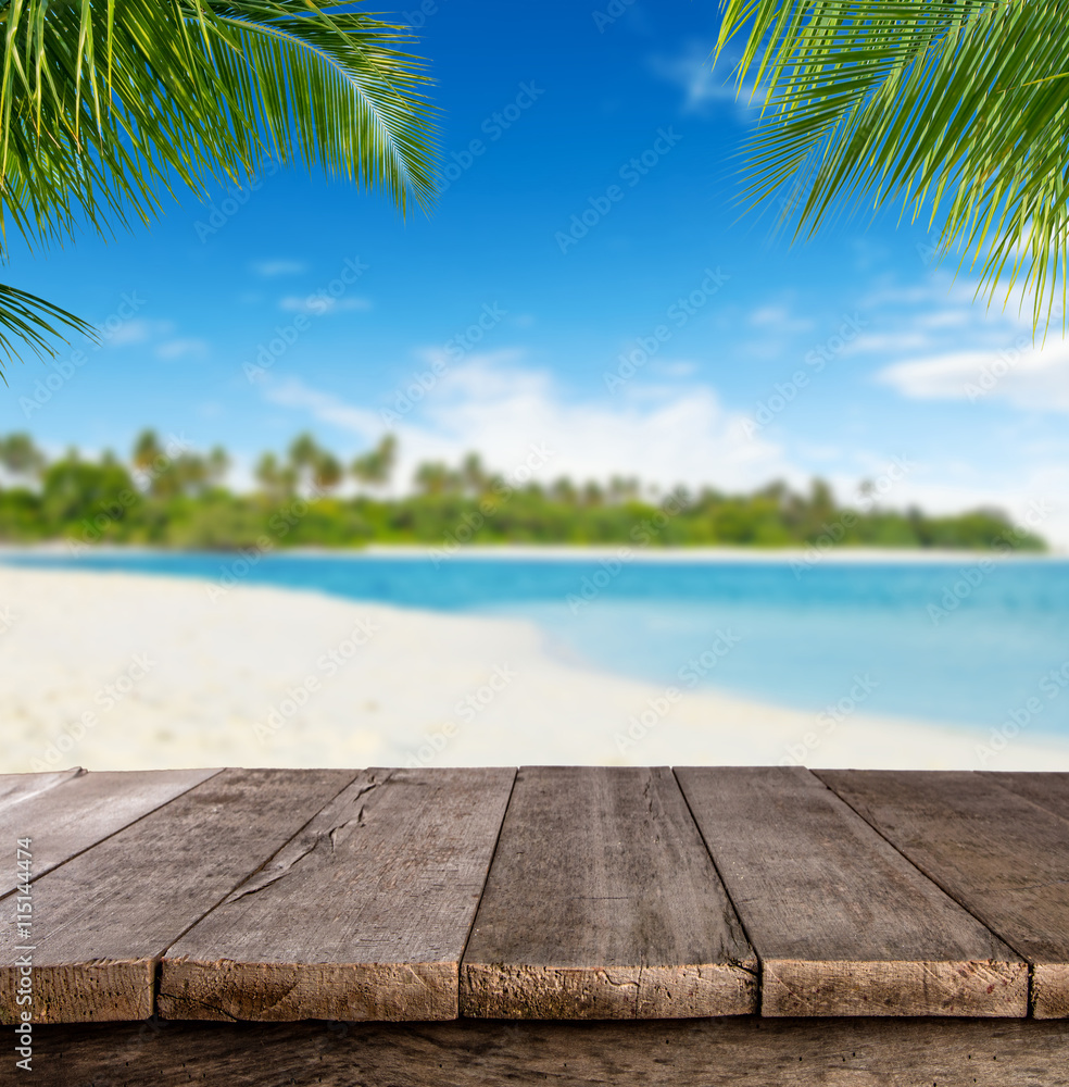 背景为模糊海滩的空木板