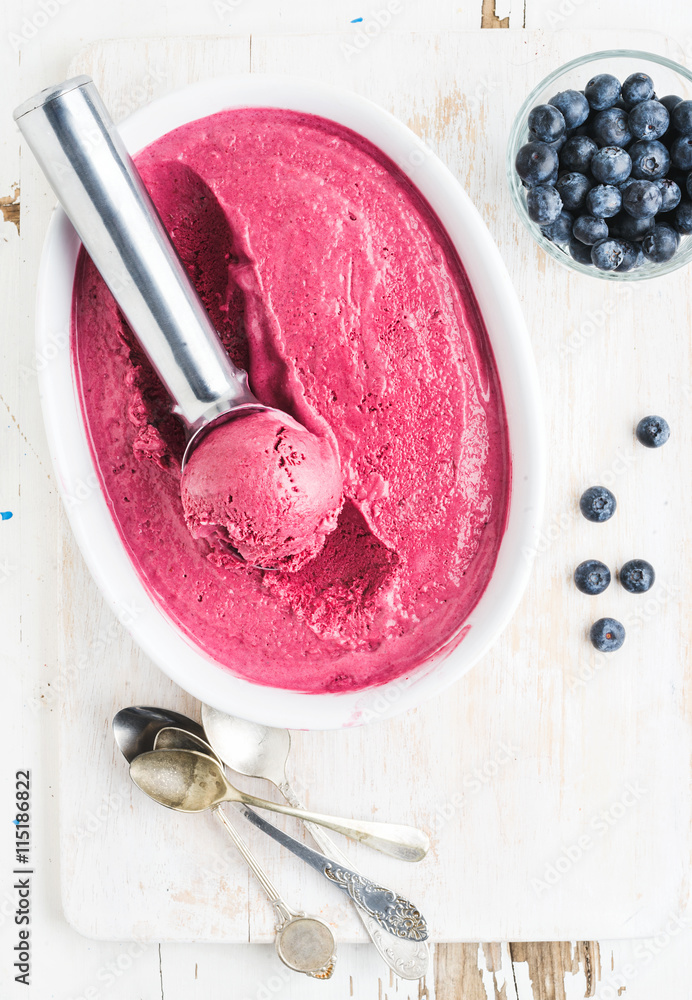 自制蓝莓冰淇淋和模具中的勺子，配上新鲜浆果，银勺放在白鲁上