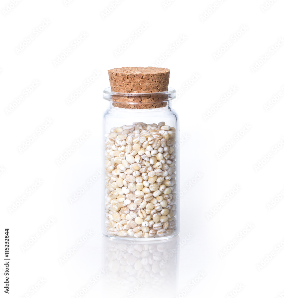 白色背景透明玻璃瓶中的有机小麦大米