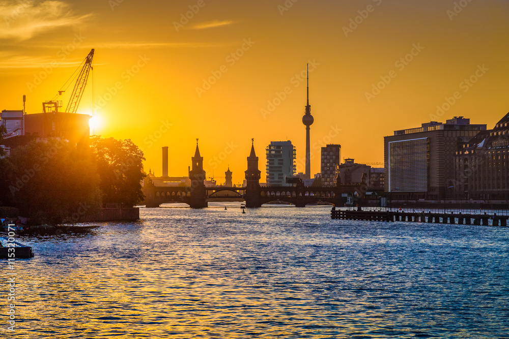 日落时的柏林天际线与施普雷河，德国