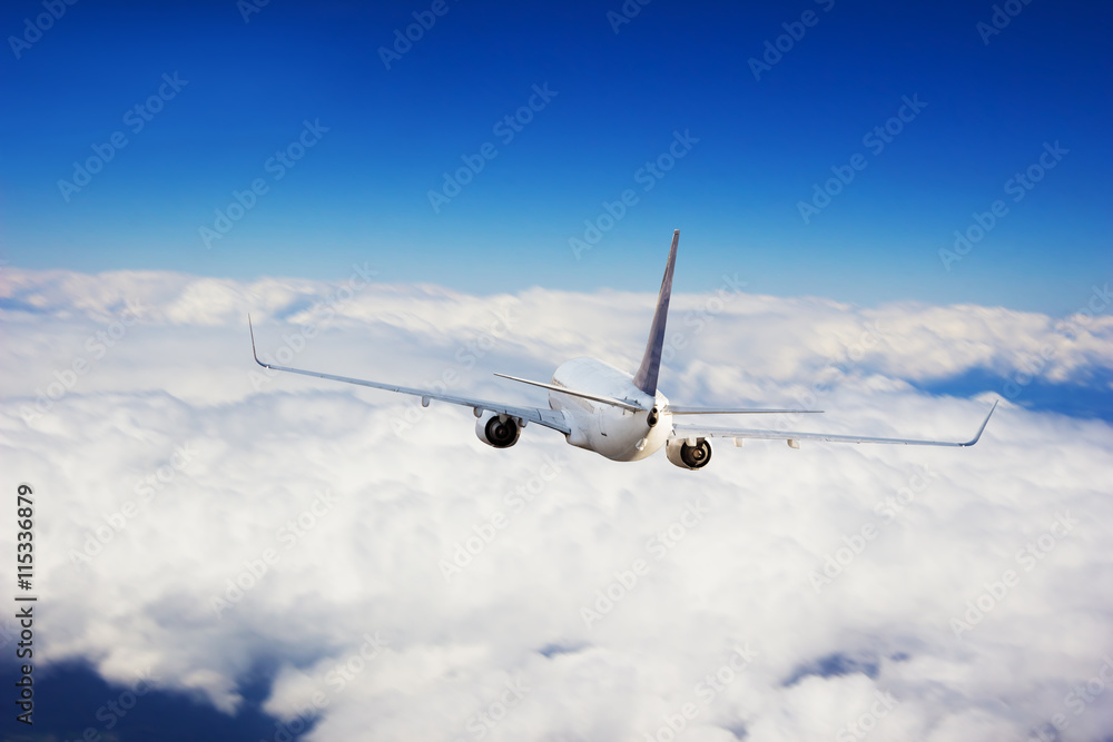 商业喷气式飞机飞越云层
