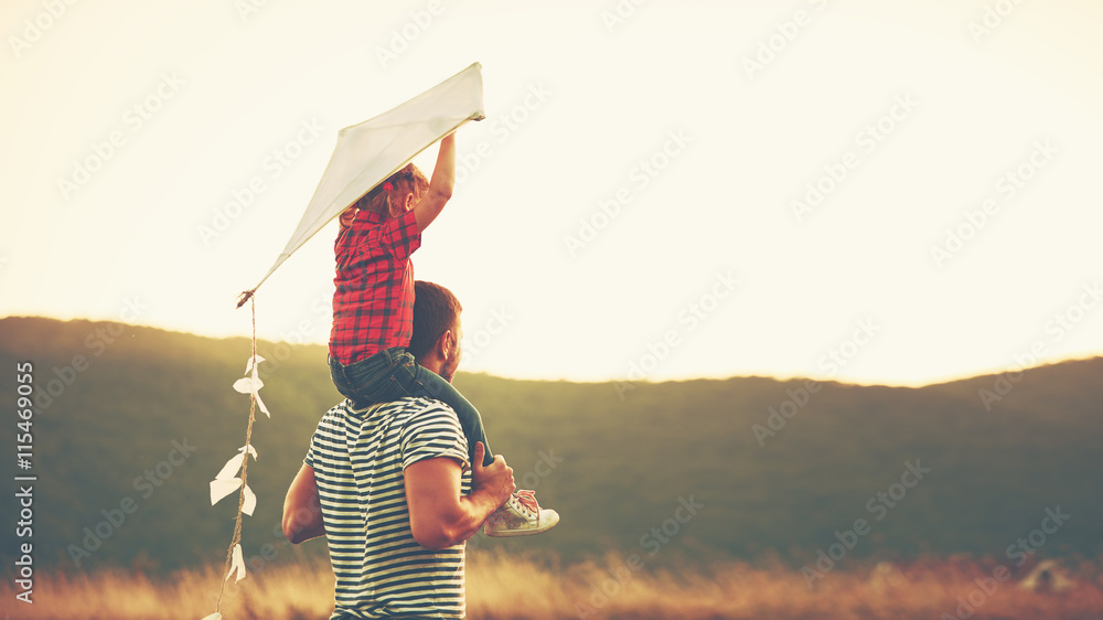 快乐的家庭父亲和孩子在草地上放风筝夏天