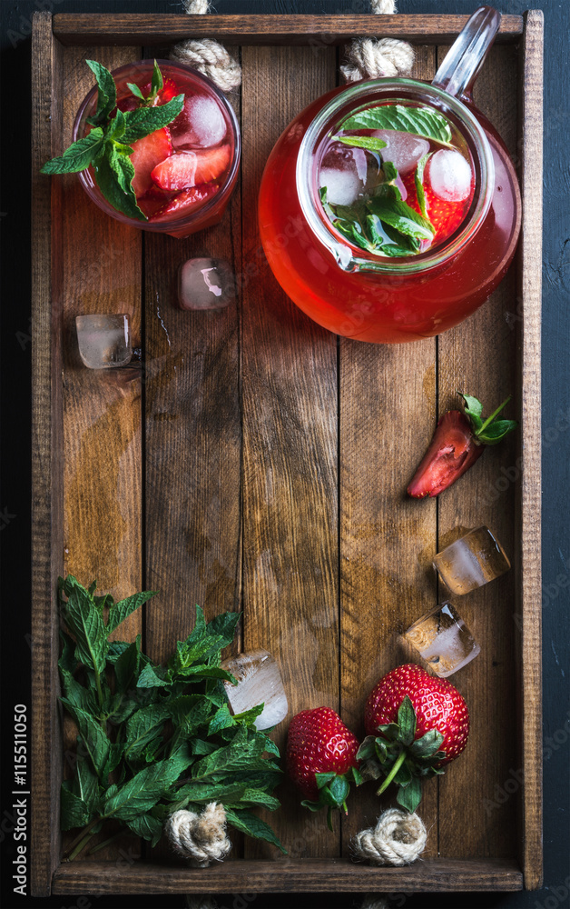 自制草莓柠檬水、薄荷和冰，配新鲜浆果，放在乡村木托盘上，放在dar上