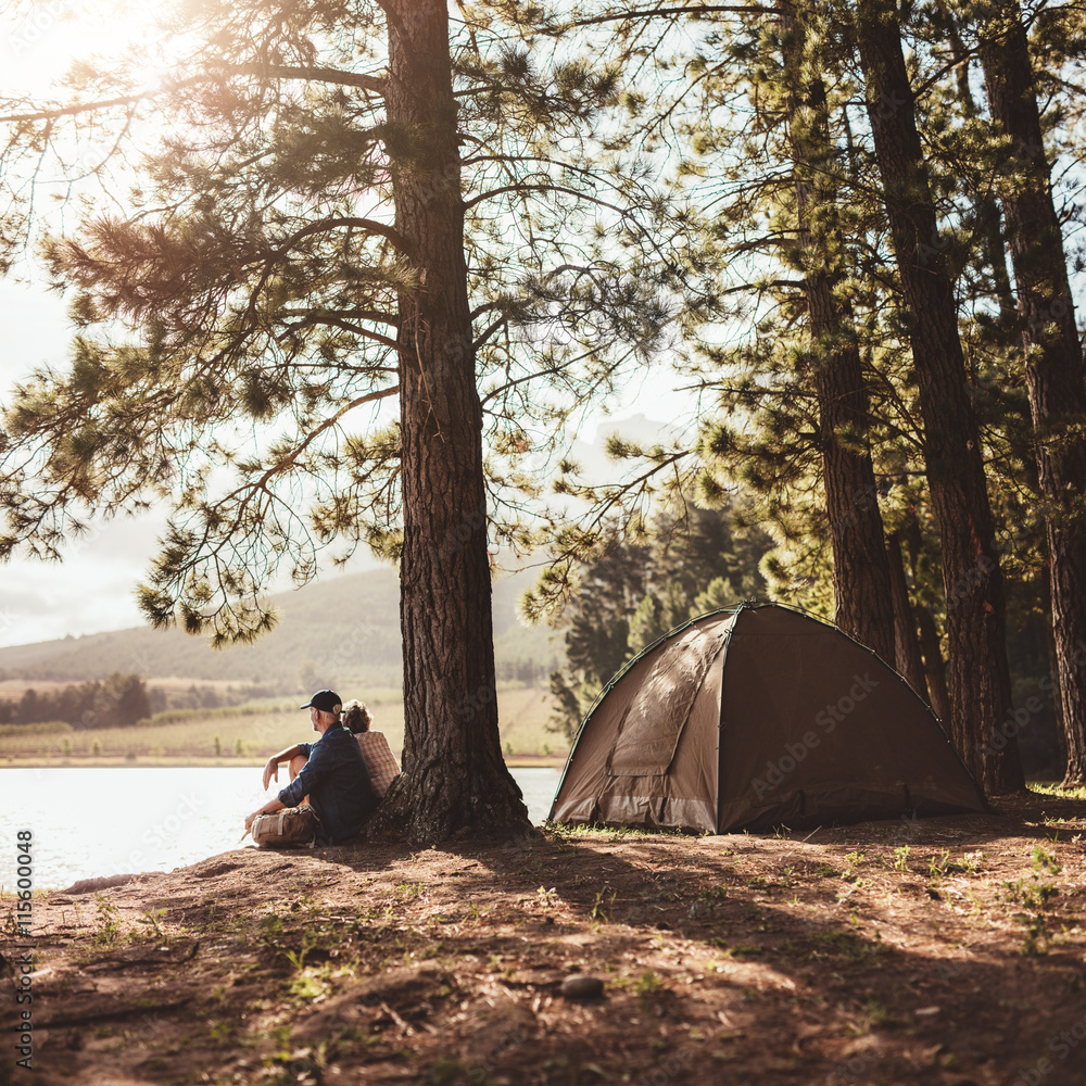 成熟的情侣在树林里露营