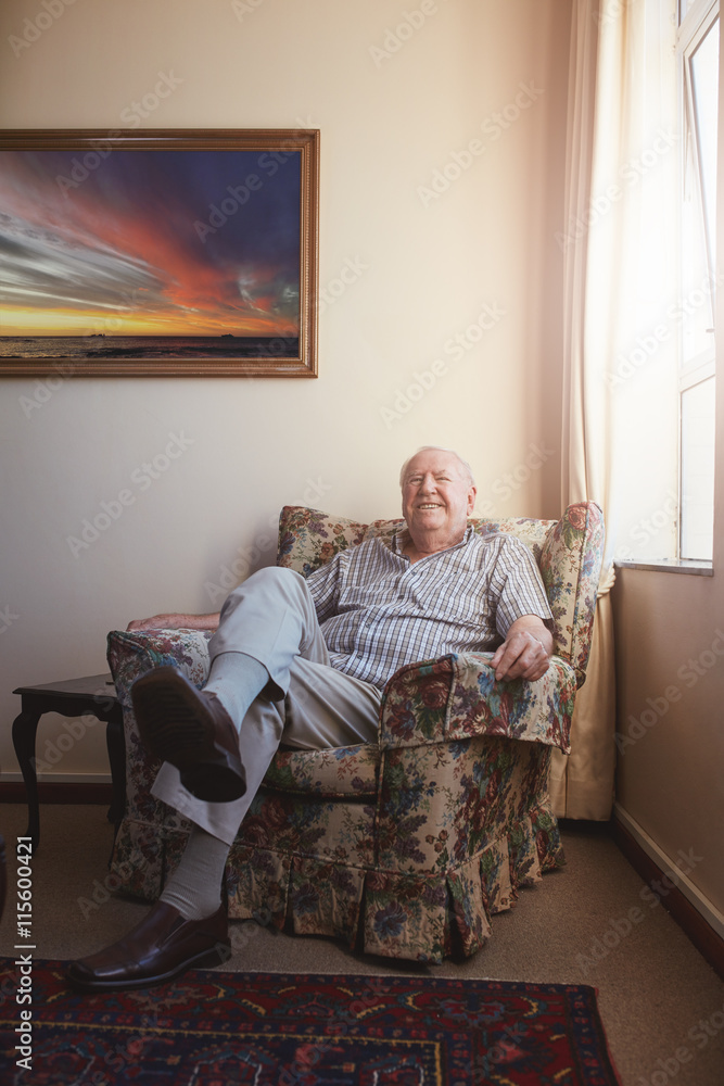 老人在家的扶手椅上放松
