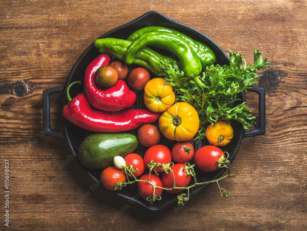新鲜的生蔬菜原料，用于健康烹饪或在黑色烤制铁锅中制作沙拉
