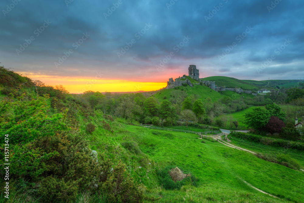 英国多塞特郡美丽日出时的科孚城堡遗址