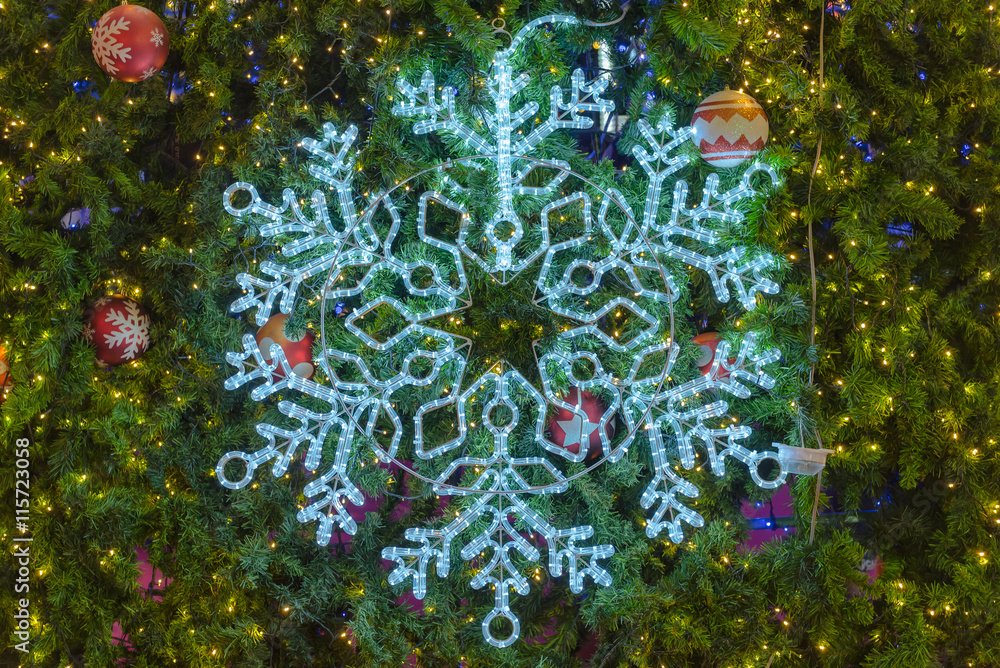 圣诞树上的雪花灯和装饰装饰品