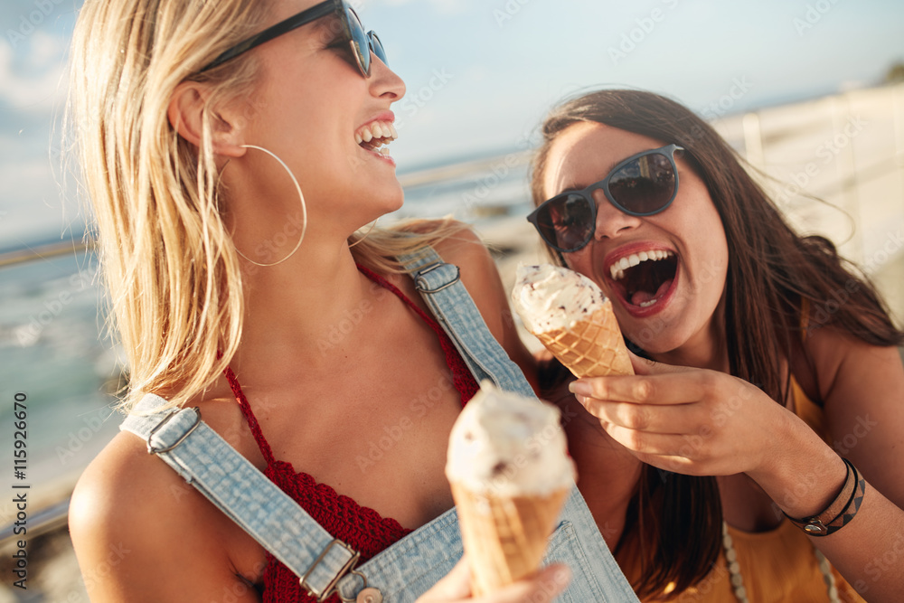 两个最好的朋友一起在户外吃冰淇淋