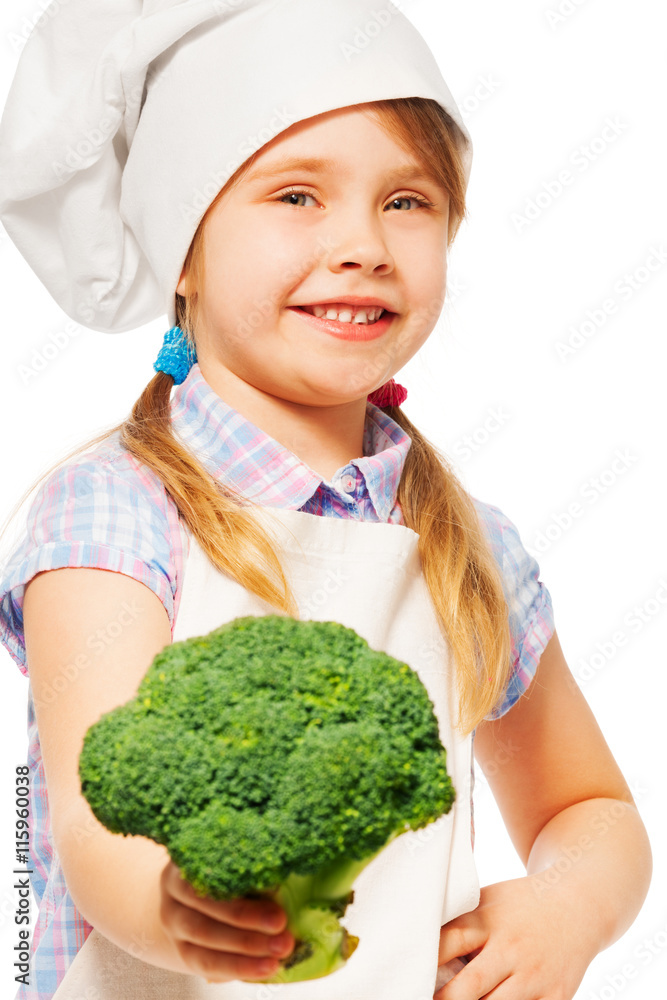 穿着西兰花厨师制服的微笑女孩