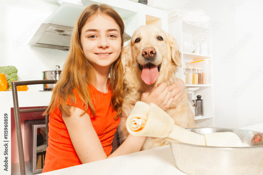 快乐女孩和她的宠物在厨房的画像