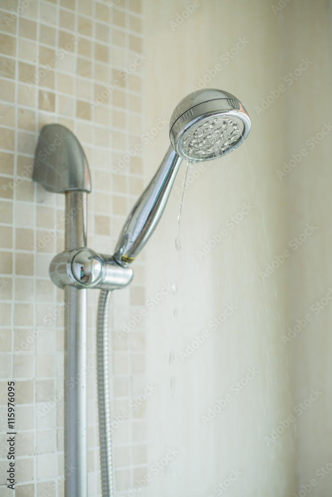 浴室淋浴喷头有水滴流动