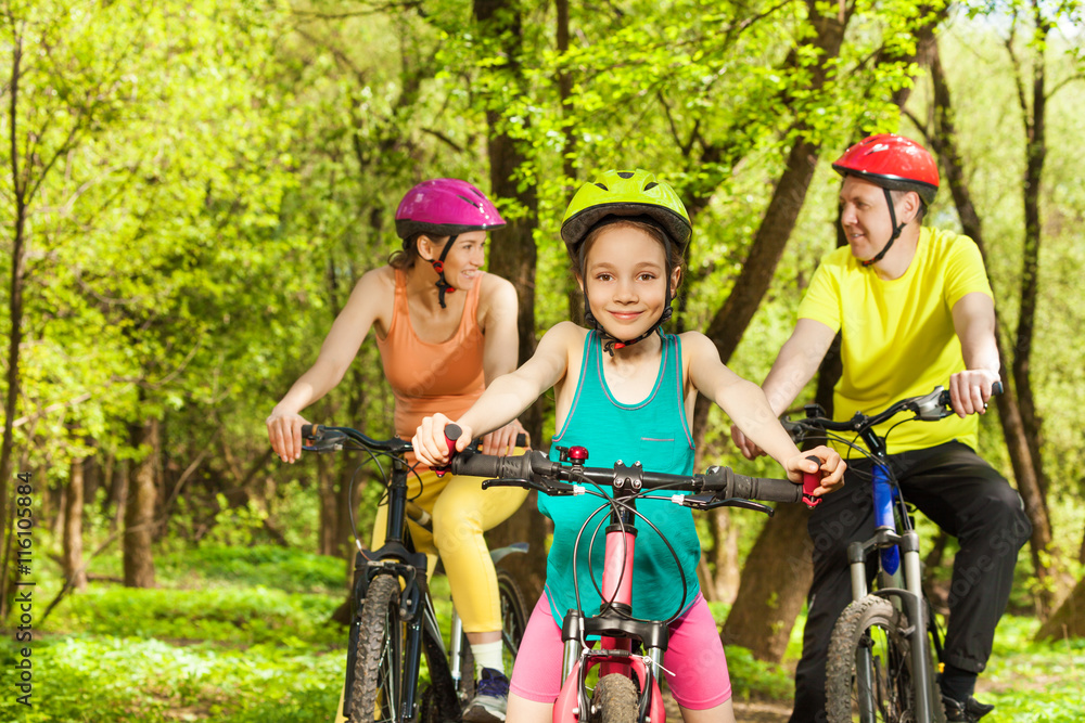 快乐女孩和父母一起玩自行车
