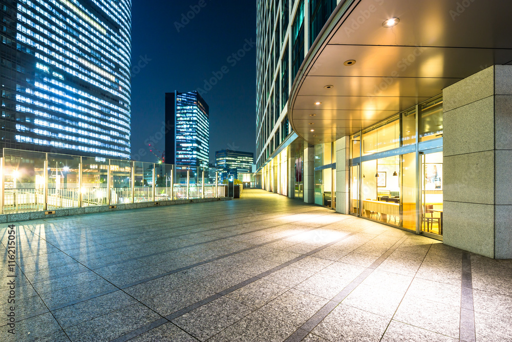 黄昏时分，东京市中心的现代建筑，空荡荡的福