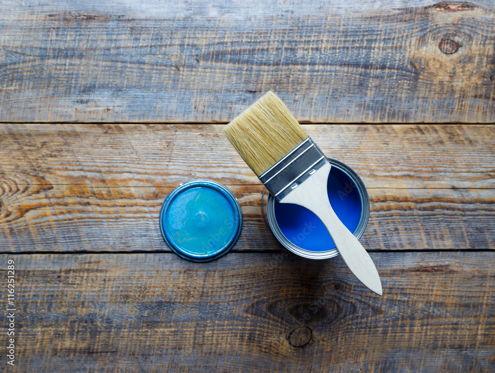 木制背景上涂有蓝色油漆的罐子俯视图