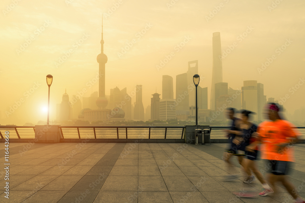 人们和Shangh一起在长江边晨跑