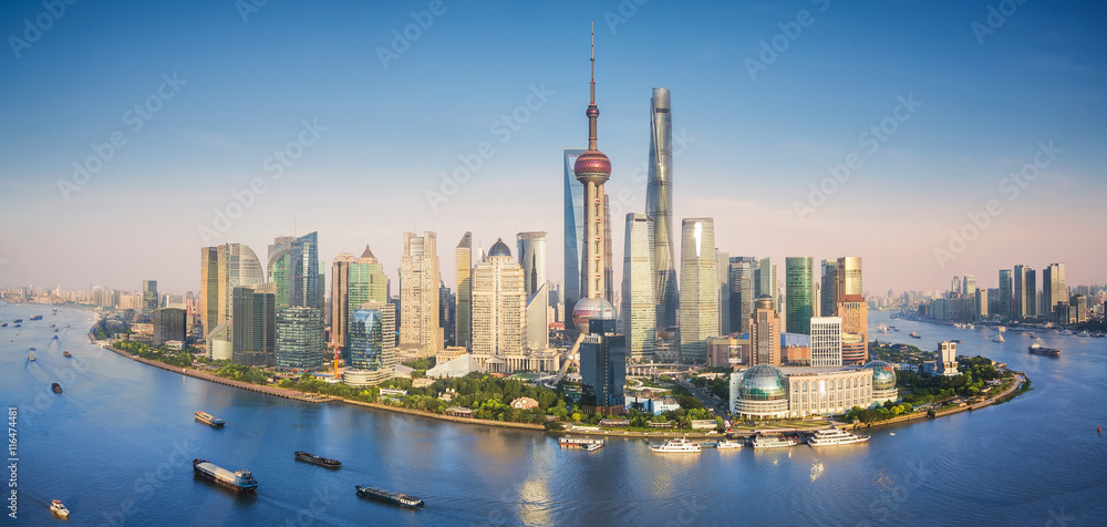拥有现代城市摩天大楼的上海天际线