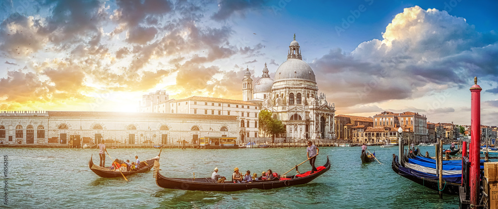 日落时分，意大利格兰德运河上浪漫的威尼斯贡多拉场景