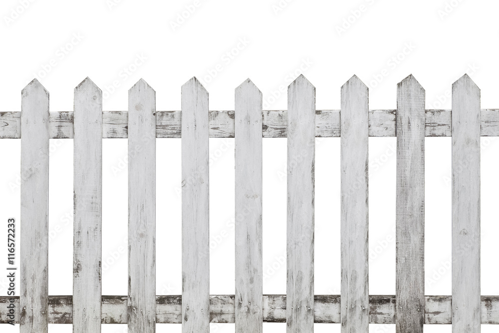 白色背景上隔离的旧白色木栅栏，木栅栏隔离