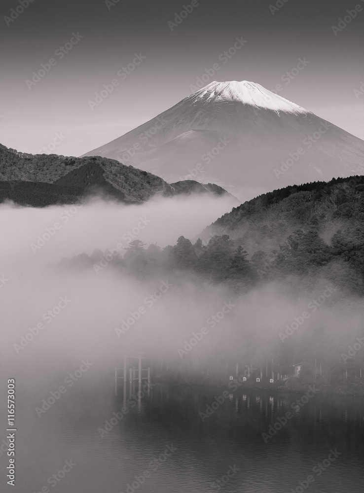 秋天早晨雾蒙蒙的富士山和阿什湖