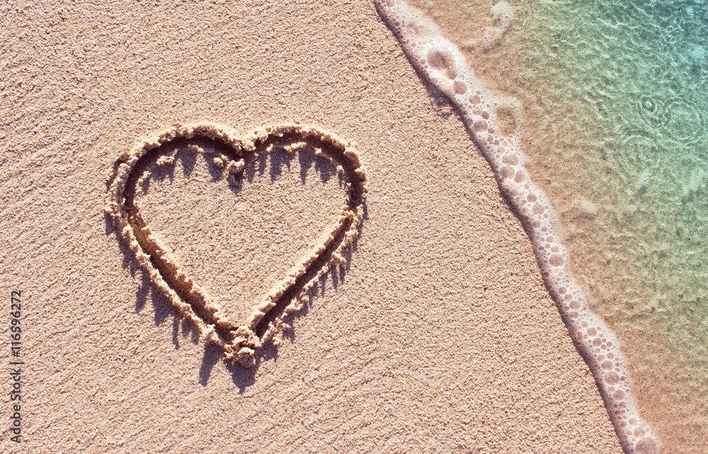 热带海滩上的心脏象征