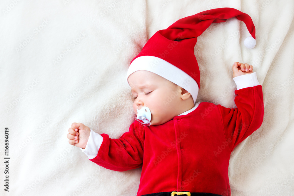 穿着圣诞老人服装睡觉的婴儿