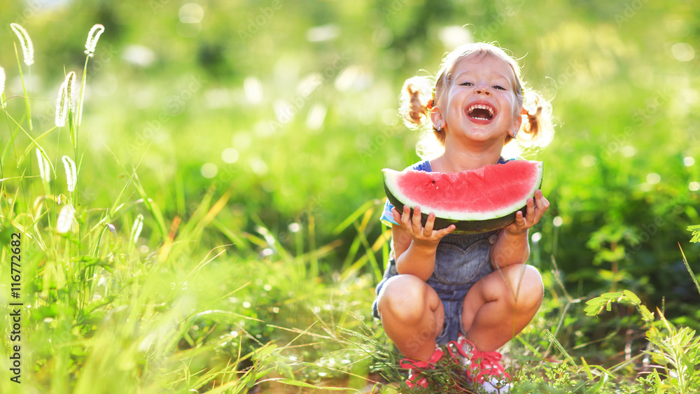 快乐的小女孩吃西瓜