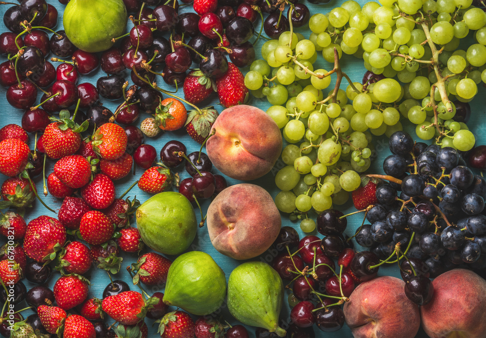 健康的夏季水果品种。黑色和绿色葡萄、草莓、无花果、甜樱桃和桃子