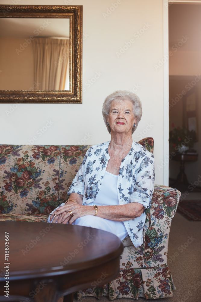老年妇女坐在养老院的沙发上