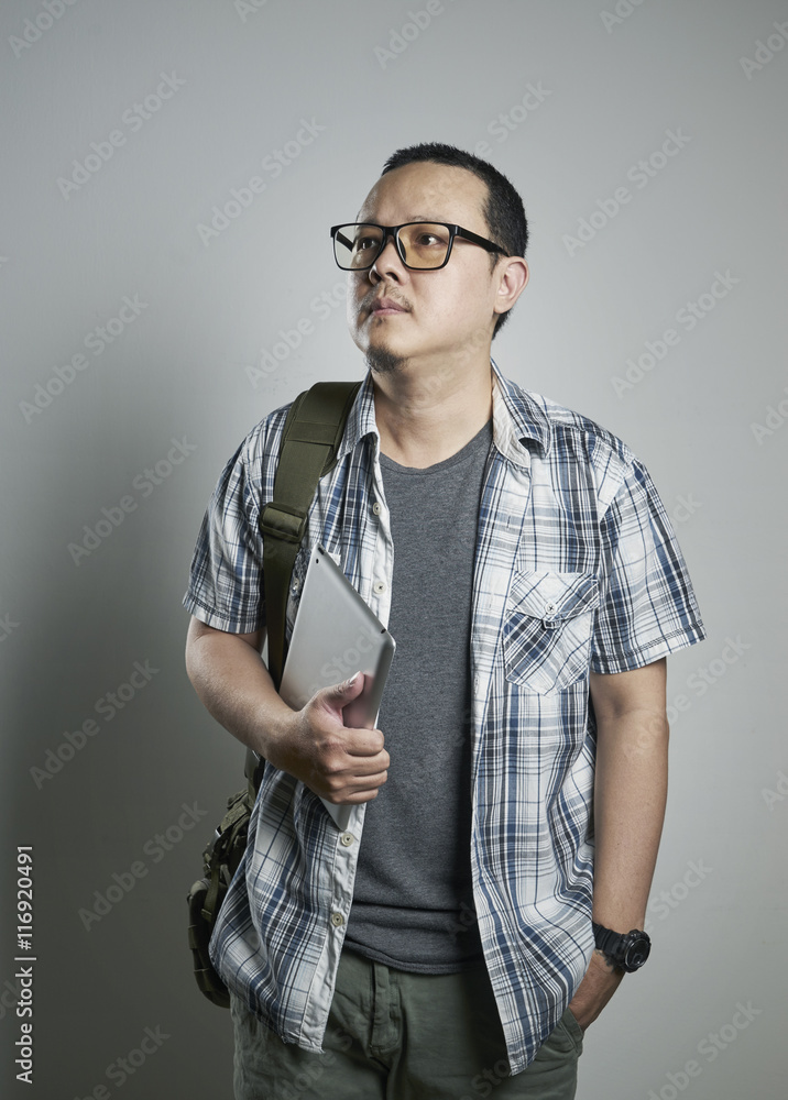 一个压力重重的亚洲人在普通背景上举着一个数字键盘的肖像
