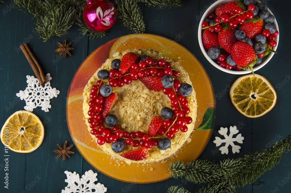 拿破仑蛋糕，木底浆果和水果。庆祝圣诞节或新年装饰