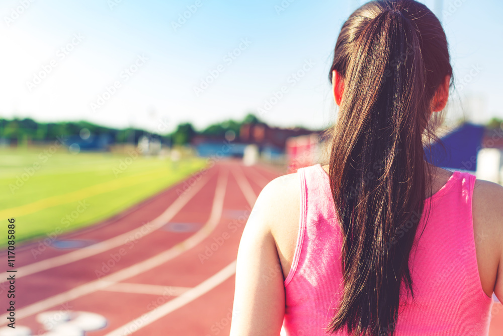 女性在体育场跑道上慢跑