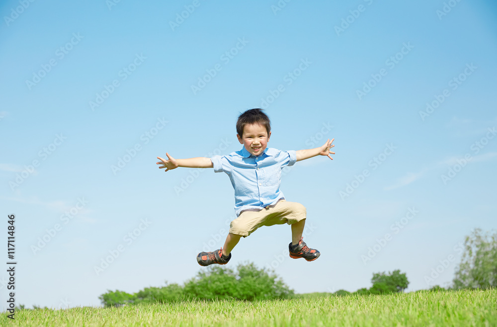 広場でジャンプする男の子
