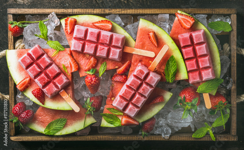 自制西瓜草莓冰棍，配上新鲜水果和薄荷叶