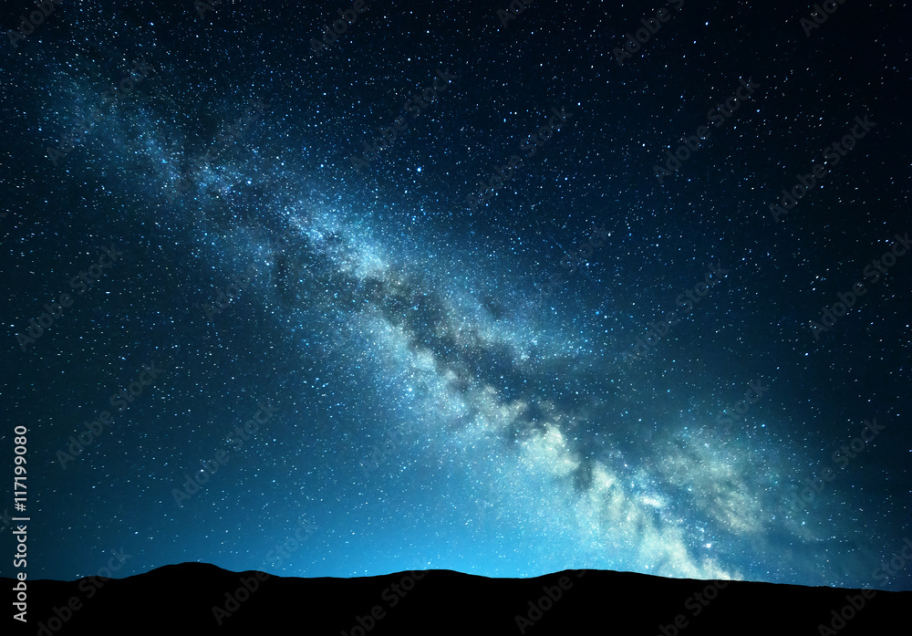 山上有令人惊叹的银河系的夜景。夏天有山丘的蓝夜星空。Bea