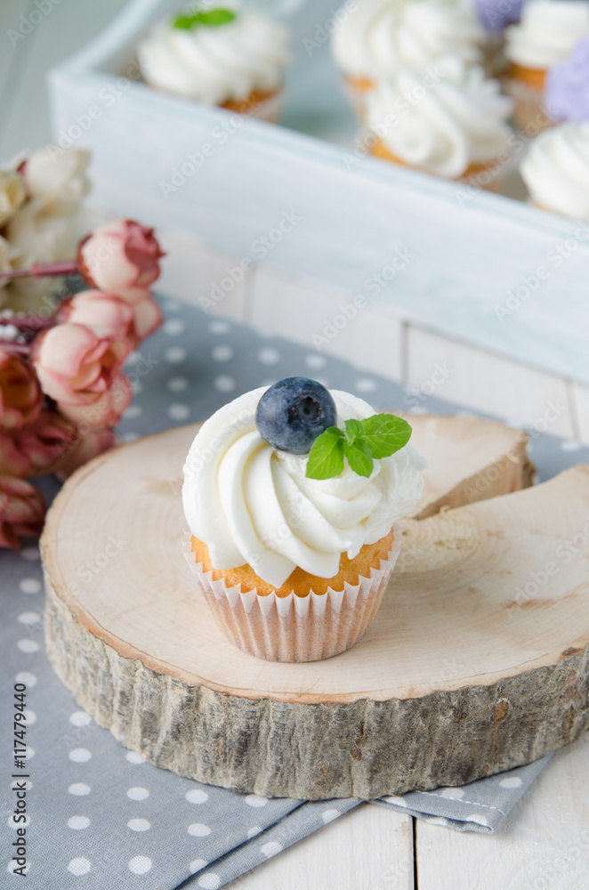 蓝莓和薄荷口味奶油的夏季纸杯蛋糕。自制。