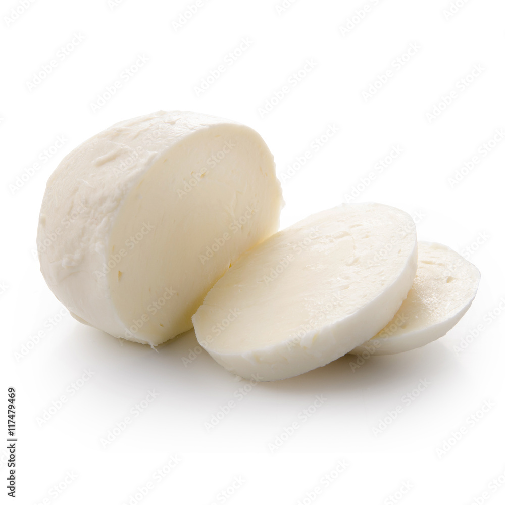 白色背景上隔离的一块白色马苏里拉奶酪，带有剪辑路径。正视图。