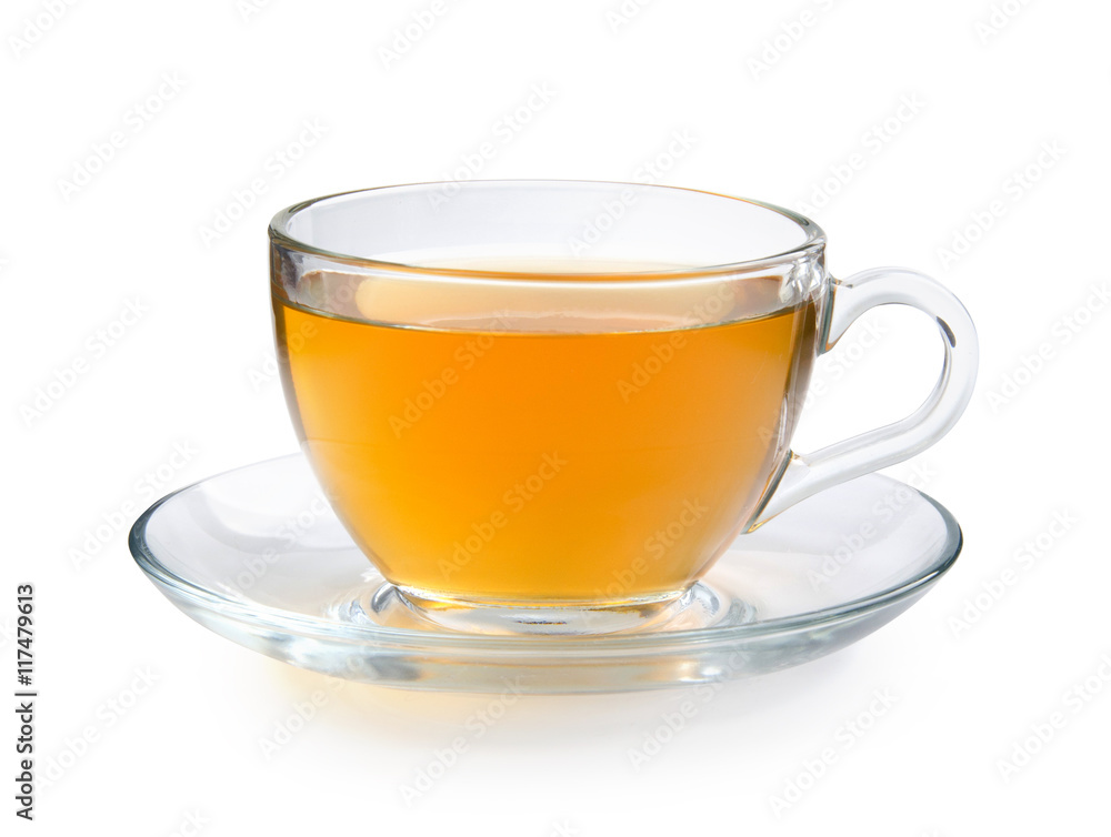 一杯隔离在白色背景上的玻璃茶，带有剪辑路径。正视图。