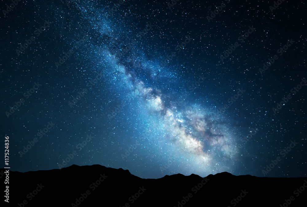 山上有彩色银河的夜景。夏天有岩石的星空。美丽的Uni