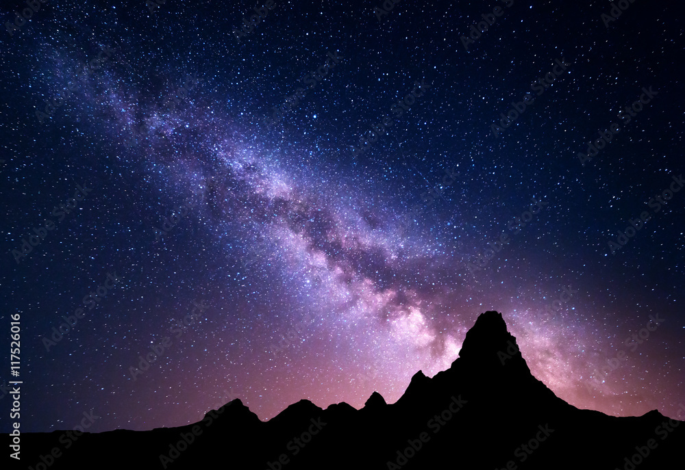 五彩缤纷的银河和山峰的夜景