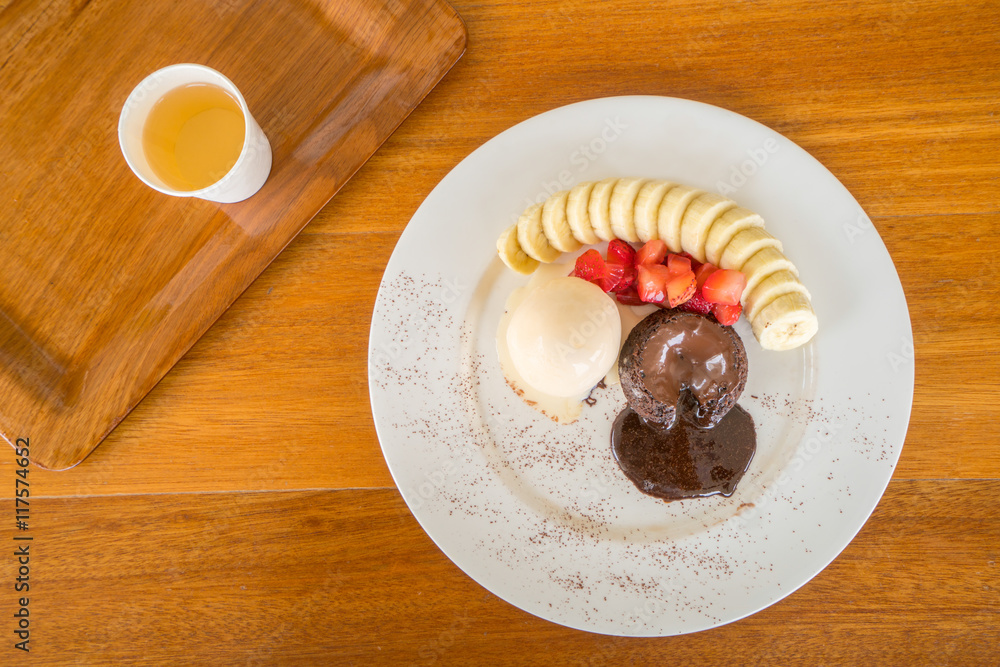 巧克力熔岩蛋糕配香草冰淇淋、草莓和香蕉
